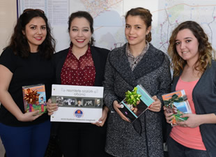 Mersin Büyükşehir Belediyesi şoförlerinden öğrencilere kitap desteği
