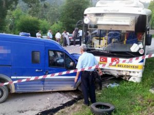 Mersin'de para nakil aracı halk otobüsü ile çarpıştı: 1 ölü, 1 yaralı