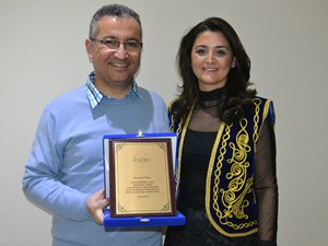 Ahmet Doğan, kültürlerarası iletişime katkı sağlayan en iyi folklor grubu ödülünü aldı