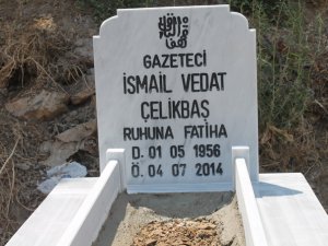 Gazeteci Vedat Çelikbaş'ın briket mezarı mermerden yapıldı