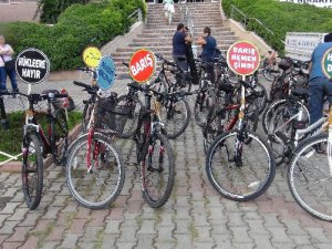 Mersin'de çevrecilerden bisikletli protesto