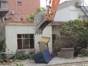 Yenişehir’de terk edilmiş binalar yıkılıyor