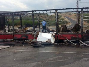 Mut'ta mobilya yüklü TIR elev alev yandı