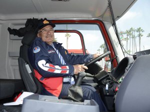 Başkan Kocamaz'dan ilçelere 33 itfaiye aracı ve 84 bin zeytin fidanı