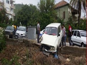 Anamur'da alkollü bir sürücü, 2 otomobile çarptı