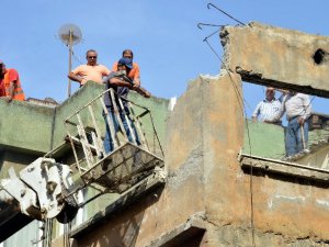 Akdeniz Belediyesi metruk binaların yıkımına devam ediyor