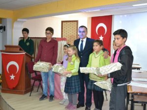 Bozyazı’da yarışmada dereceye giren öğrenciler ödüllerini aldı
