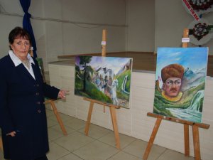 Ressam Yüksel Destebaşı, Bayırbcak Türkmenleri yararına Silifke'de açtı