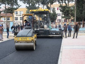 Yenişehir’de asfalt ve kaldırım çalışmaları sürüyor