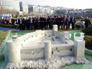 İstanbul Miniatürk’te sergilenen Kızkalesi’nin açılışını Başkan Kocamaz yaptı