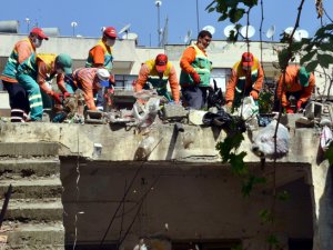 Akdeniz'de 'çöp Ev' Belediye Ekiplerince Temizlendi