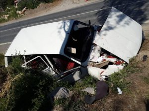 Anamur'da çilek yüklü otomobil takla attı, 2 kişi ağır yaralandı