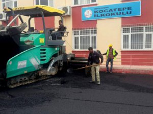 Yenişehir Belediyesi, okul bahçelerini asfaltlıyor