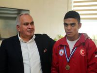 Balkan Şampiyonu Mahmut Alkayış, Erdemli Belediye Başkanı Mükerrem Tollu'yu ziyaret etti