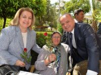 Mersin Valisi Özdemir Çakacak ve Eşi Kevser Çakacak, huzurevini ziyaret etti, Anneler Günü'nü kutladı