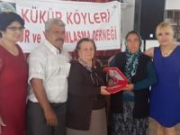 Kükür Köyleri Kültür ve Yardımlaşma Derneği Başkanı Gülay Uysal, "Yılın Annesi Cennet Orhan"ı seçti