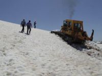 Kaş Pazarı Yaylası’nda kar açma çalışma çalışmaları sürüyor
