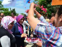 Yörük Kızı Esra Yalvaç, Yumurtalık'ta çiçeklerle karşılandı