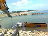 Anamur'da harfiyat kamyonu denize düştü