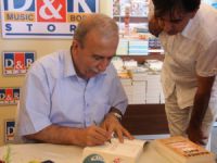 Hanefi Avcı, Mersin'de kitaplarını imzaladı