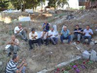 Gazeteci Vedat Çelikbaş, ölümünün 1. yılında Anamur'daki mezarı başında anıldı