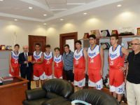 Genç Basketbolcular, Başkan Genç’i ziyaret etti