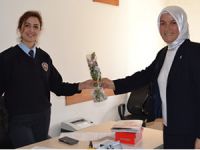 Ak Partili Anamurlu Kadınlar, polislere çiçek verdi