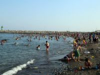 Erdemli'de halk plajları dolup taşıyor