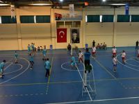 Anamur'daki Kurumlar Arası Voleybol Turnuvası, çekişmeli maçlara sahne oluyor