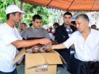 Mersin Büyükşehir Belediyesi, 7 camide vatandaşlara aşure dağıttı