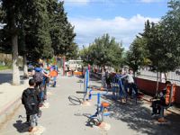 Erdemli Belediyesi'nden okullara oyun grubu ve spor aletleri hizmeti