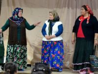 Arslanköylü Kadınlar Hopa'da 2 oyun sahneledi