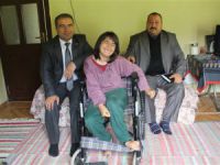 Çamlıyayla Belediye Başkanı İsmail Tepebağlı'dan engelli Elif Koca'ya tekerlekli sandalye
