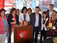 Tarsus CHP'den eski kadın kolları başkanlarına plaket