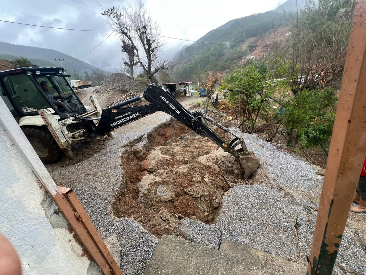 FIRTINA VE YAĞMUR ANAMUR'U FELÇ ETTİ