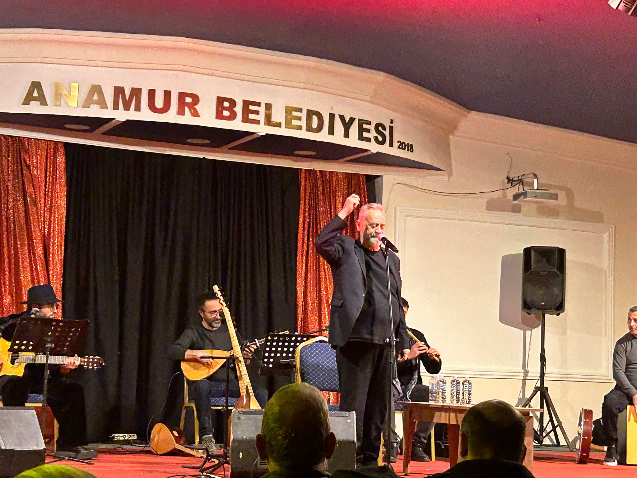 TOLGA ÇANDAR KUZEYHAN İÇİN SAHNE ALDI