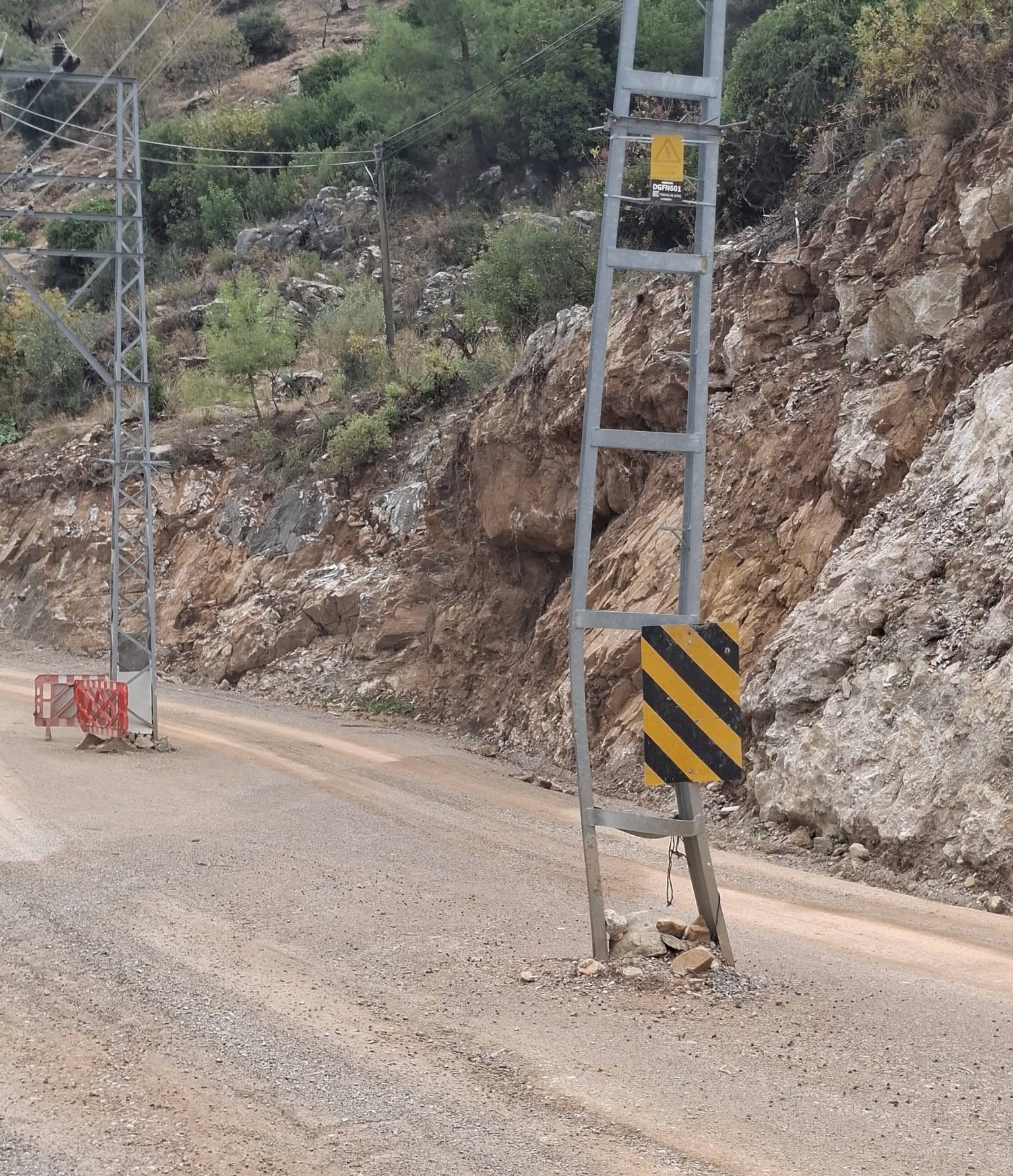 ELEKTRİK DİREKLERİ TEHLİKE SAÇIYOR