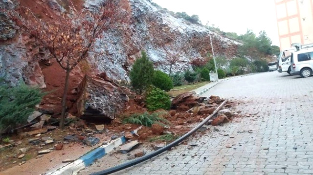 Anamur Toki Konutlarına Dağdan Düşen Kayalar Tehlike Saçtı