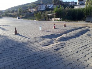 Şehir Mezarlığı Yolu Harap İçinde