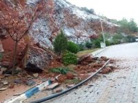 Anamur Toki Konutlarına Dağdan Düşen Kayalar Tehlike Saçtı